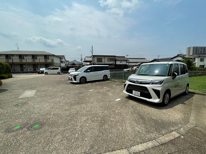 物件外観写真5　(駐車場)