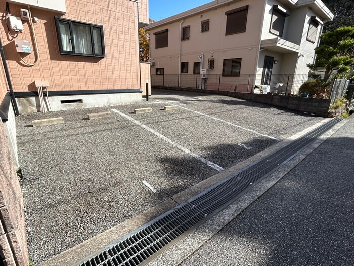 物件外観写真6　(駐車場)
