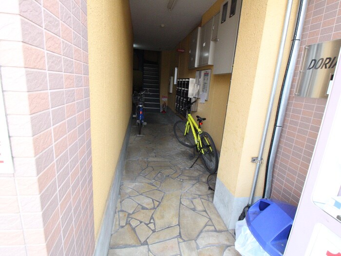 物件外観写真2　(エントランス部分)