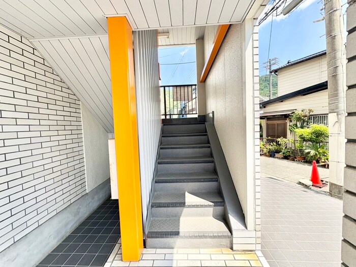 物件外観写真6　(エントランス部分)