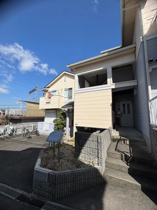 物件外観写真3　(エントランス部分)