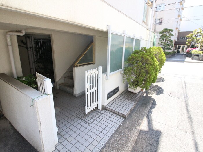 物件外観写真3　(エントランス部分)