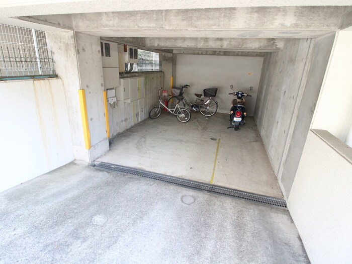 物件外観写真5　(駐車場)