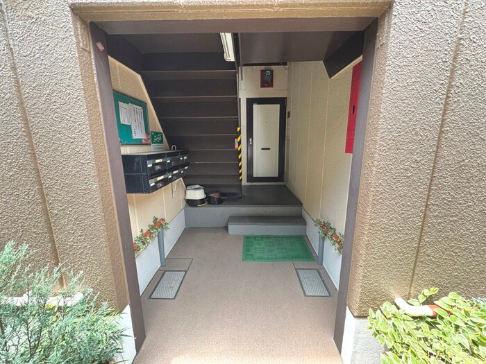 物件外観写真3　(エントランス部分)