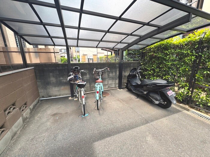 物件外観写真5　(バイク置き場)