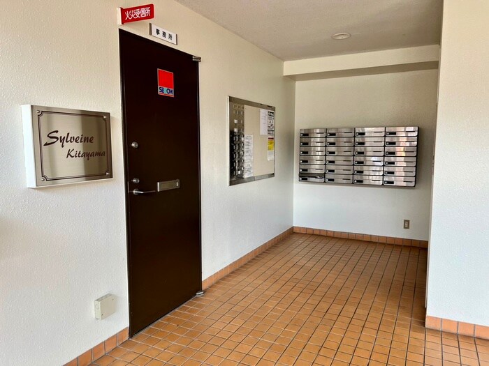 物件外観写真5　(エントランス部分)