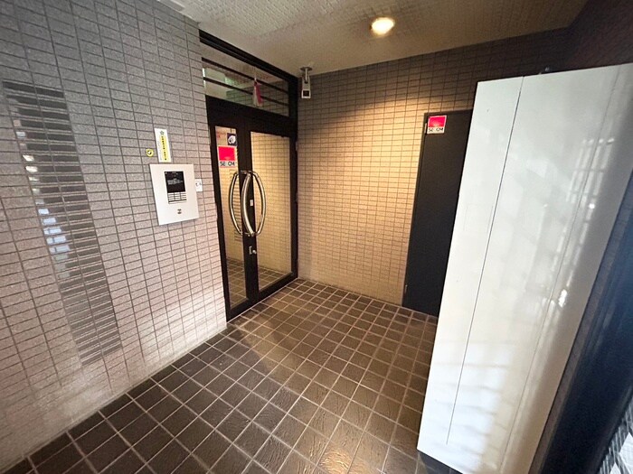 物件外観写真2　(エントランス部分)