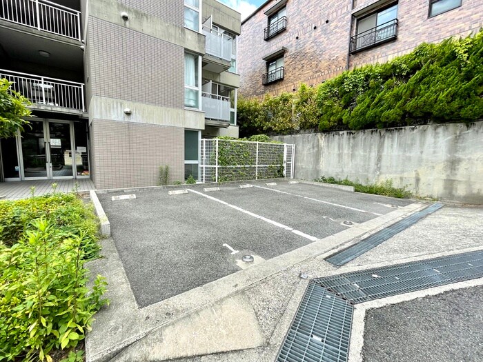 物件外観写真4　(駐車場)