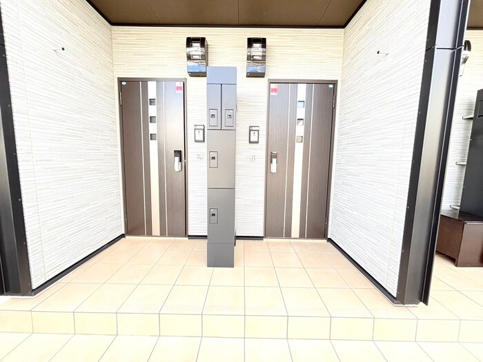 物件外観写真3　(エントランス部分)