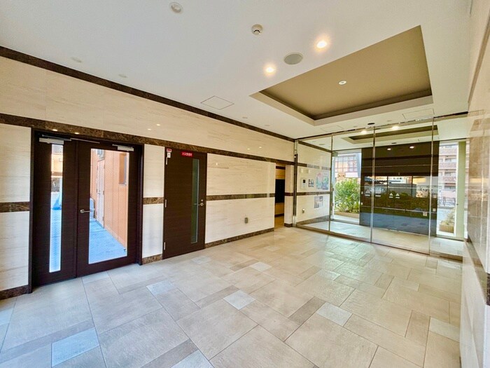 物件外観写真2　(エントランス部分)