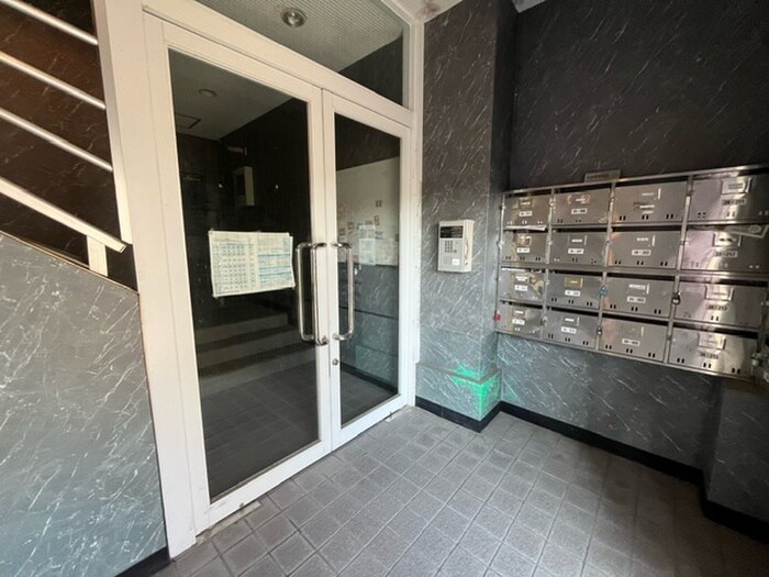 物件外観写真3　(エントランス部分)