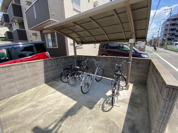 物件外観写真4　(駐輪場)