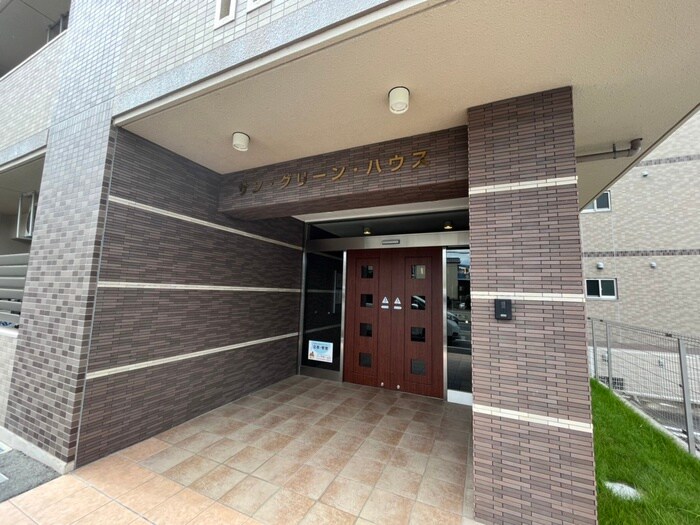 物件外観写真2　(エントランス部分)