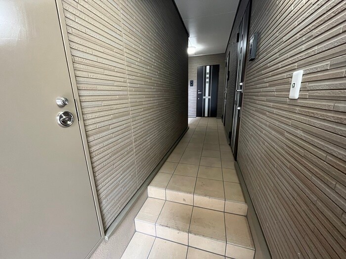 物件外観写真3　(エントランス部分)