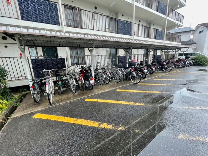 物件外観写真4　(駐輪場)
