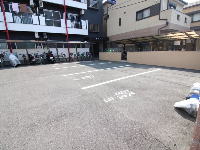 物件外観写真3　(駐車場)