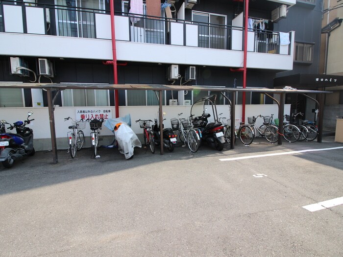 物件外観写真4　(駐輪場)