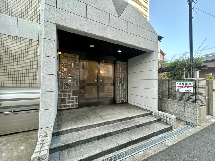 物件外観写真2　(エントランス部分)
