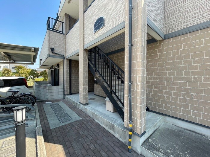 物件外観写真2　(エントランス部分)