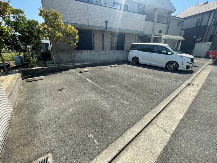 物件外観写真3　(駐車場)