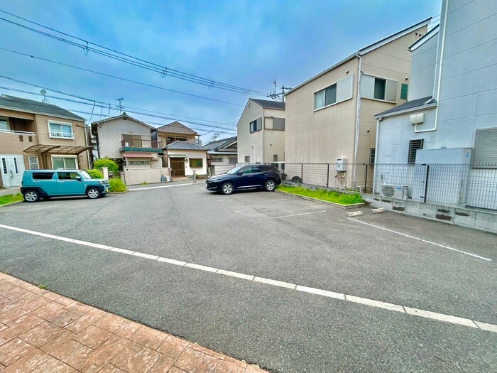 物件外観写真3　(駐車場)