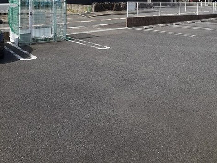 物件外観写真4　(駐車場)