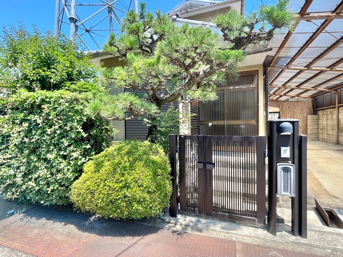 物件外観写真3　(エントランス部分)