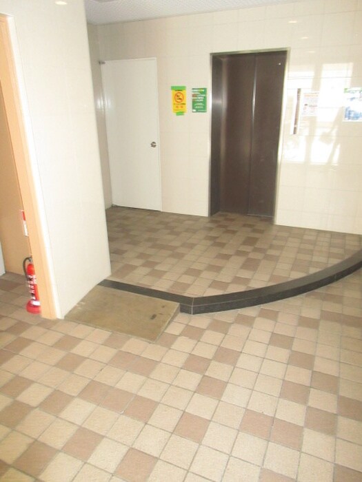 物件外観写真4　(エントランス部分)