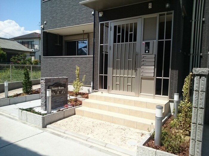 物件外観写真3　(エントランス部分)