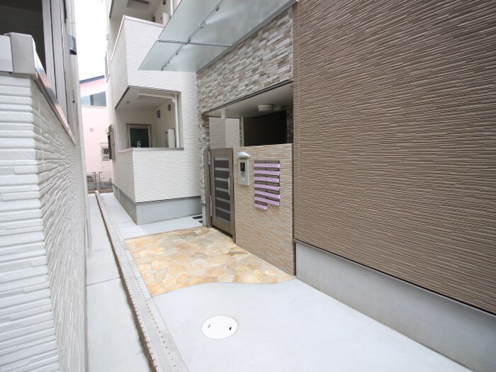 物件外観写真3　(エントランス部分)