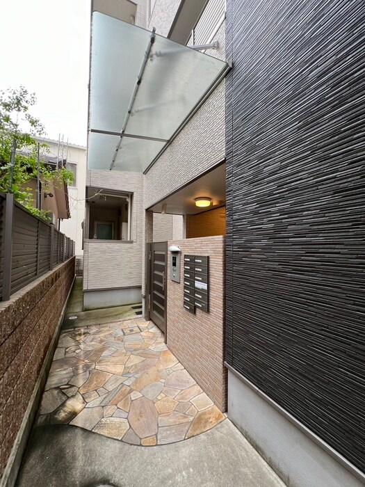 物件外観写真3　(エントランス部分)