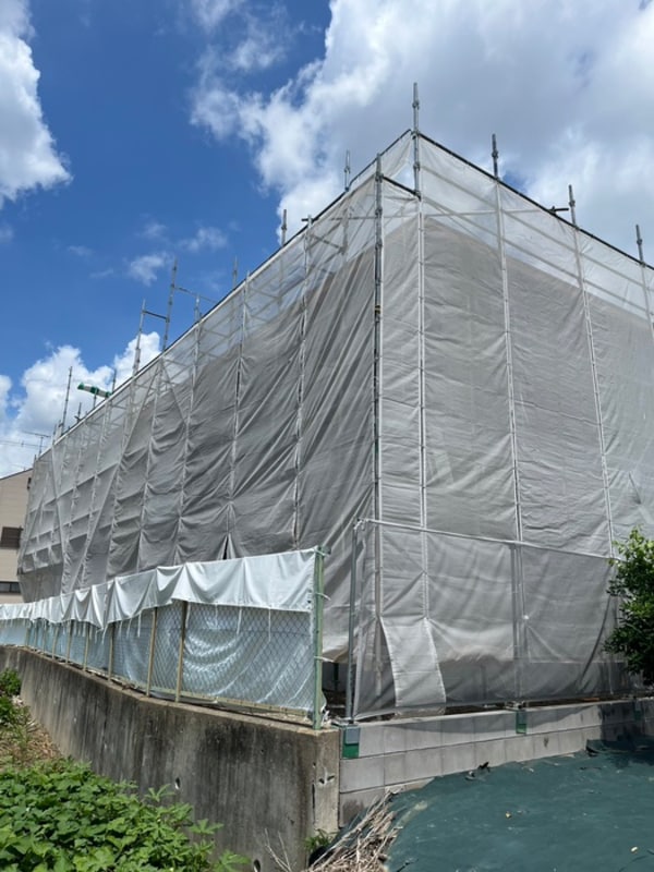 建築中