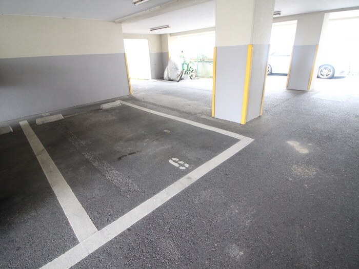 物件外観写真2　(駐車場)