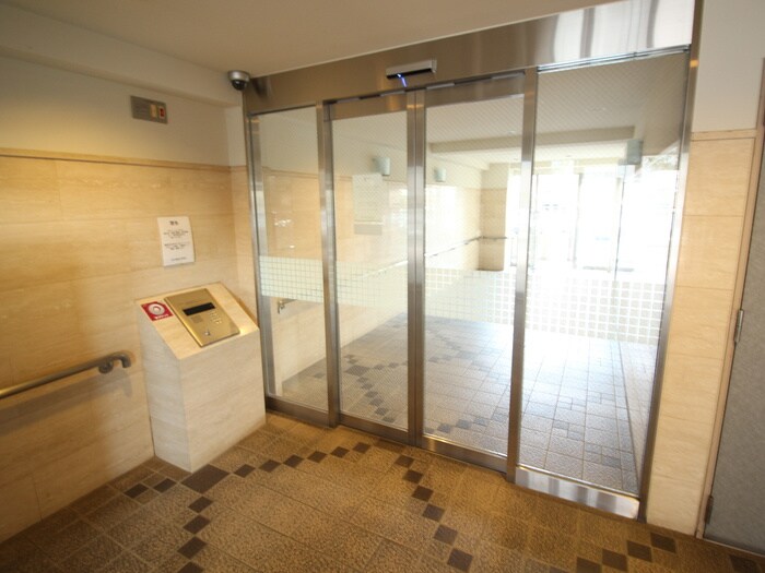 物件外観写真6　(エントランス部分)