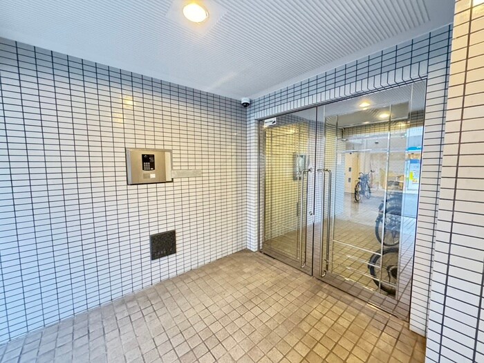 物件外観写真3　(エントランス部分)