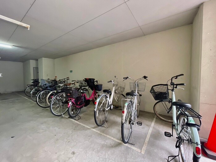 物件外観写真2　(駐輪場)