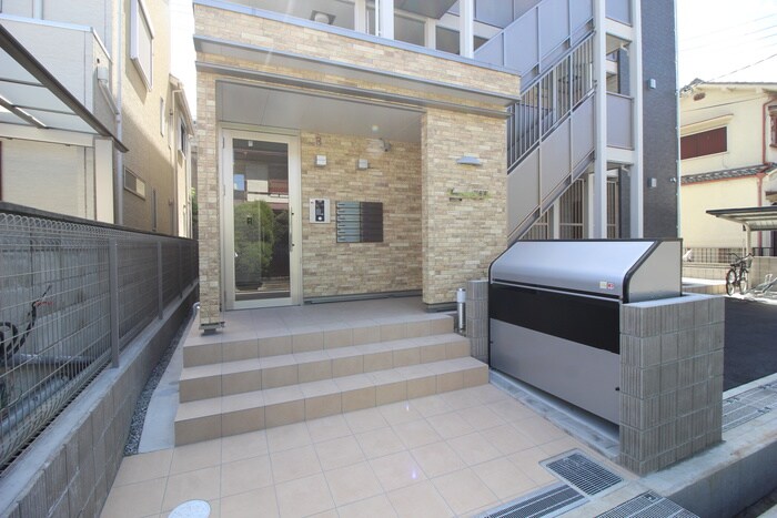 物件外観写真3　(エントランス部分)