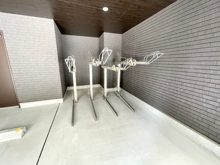 物件外観写真2　(駐輪場)