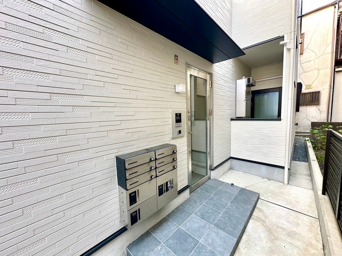 物件外観写真2　(エントランス部分)