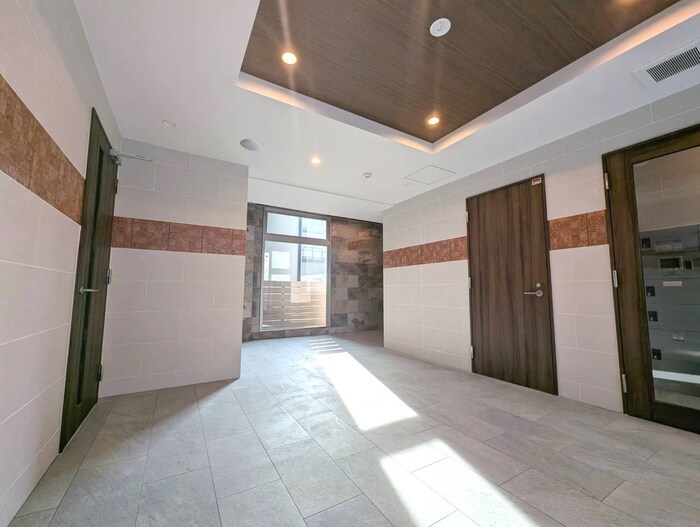 物件外観写真2　(エントランス部分)