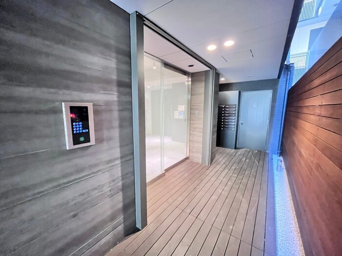 物件外観写真2　(エントランス部分)