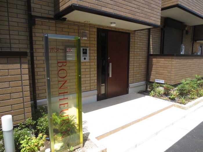 物件外観写真2　(エントランス部分)