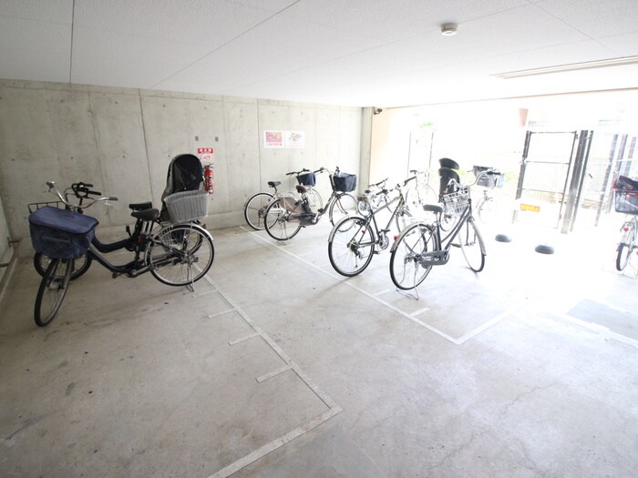 物件外観写真4　(駐輪場)