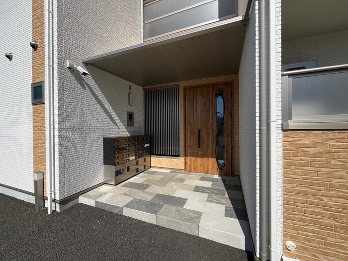 物件外観写真2　(エントランス部分)
