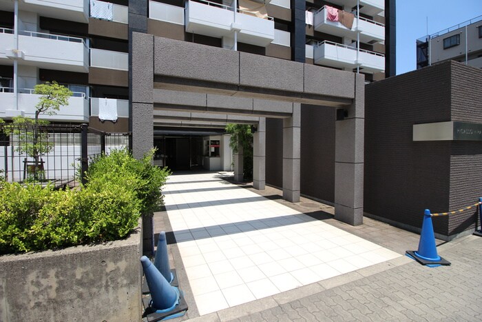 物件外観写真2　(エントランス部分)