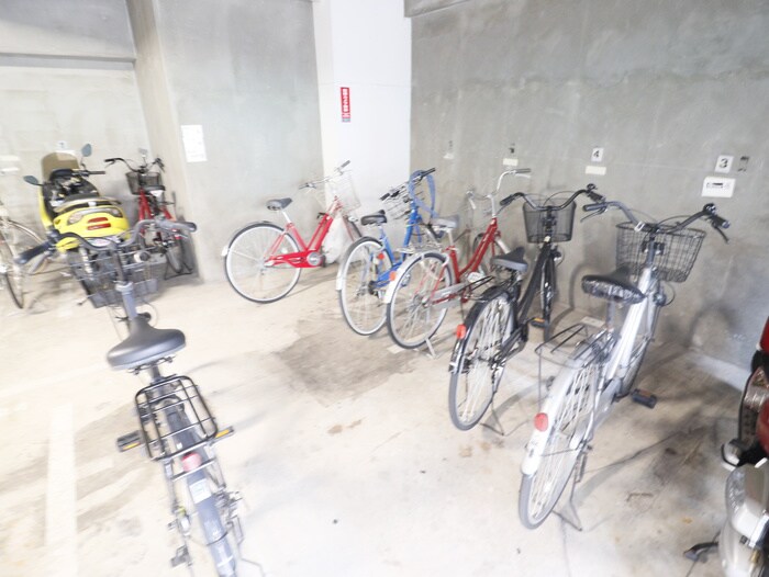 物件外観写真3　(駐輪場)