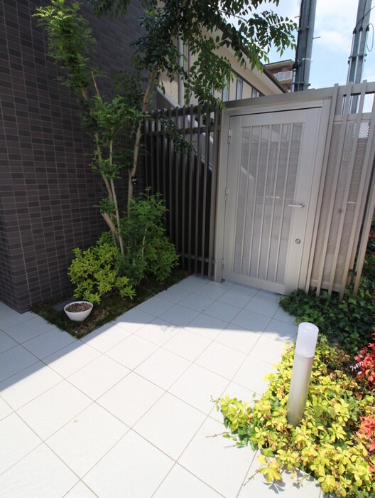 物件外観写真2　(エントランス部分)