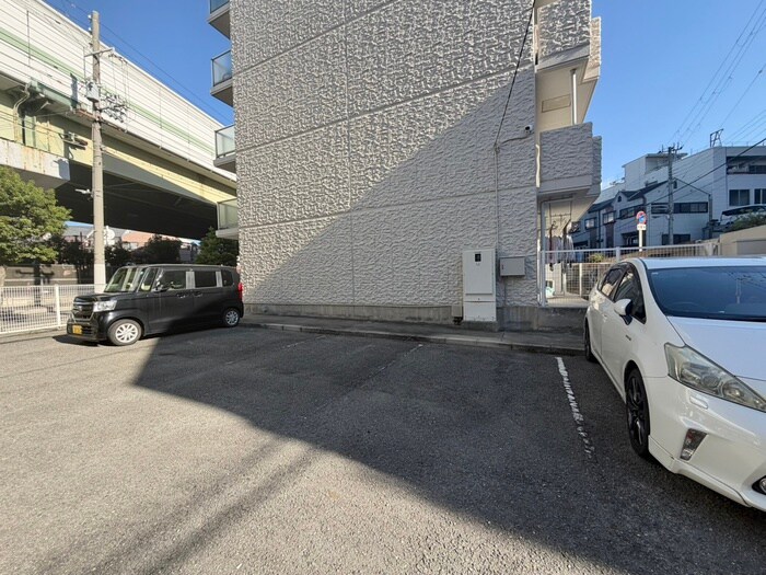 物件外観写真3　(駐車場)