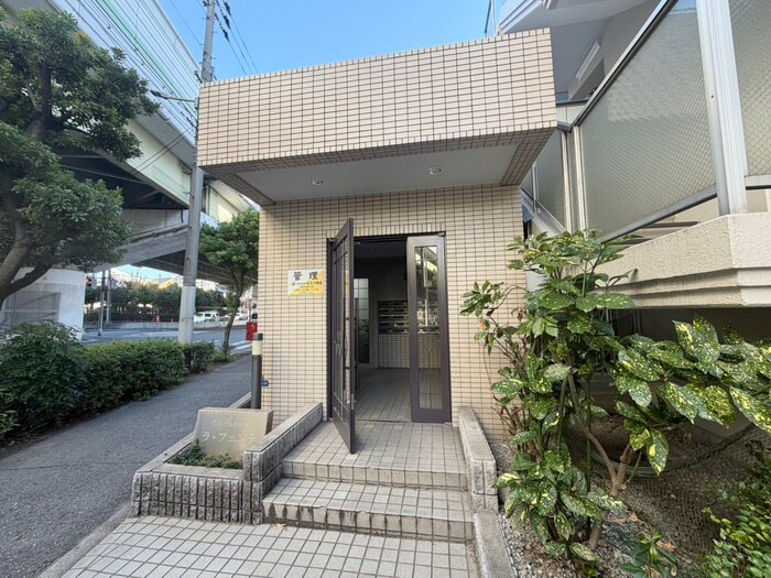 物件外観写真4　(エントランス部分)