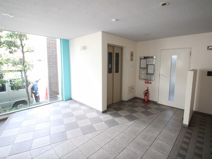 物件外観写真3　(エントランス部分)